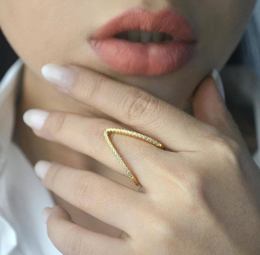 Golden V-Curve Sparkle Ring