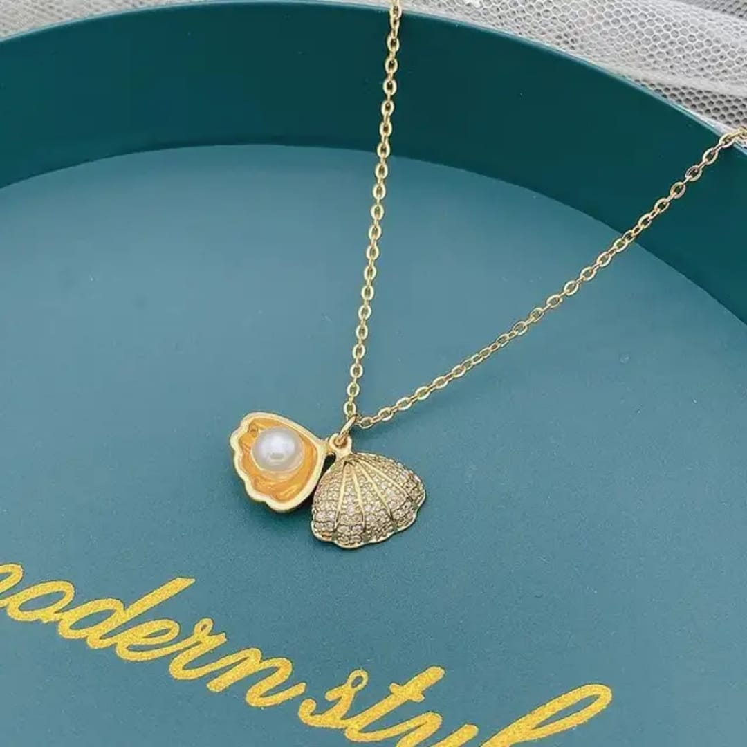 Oceana Shell Pendant Necklace
