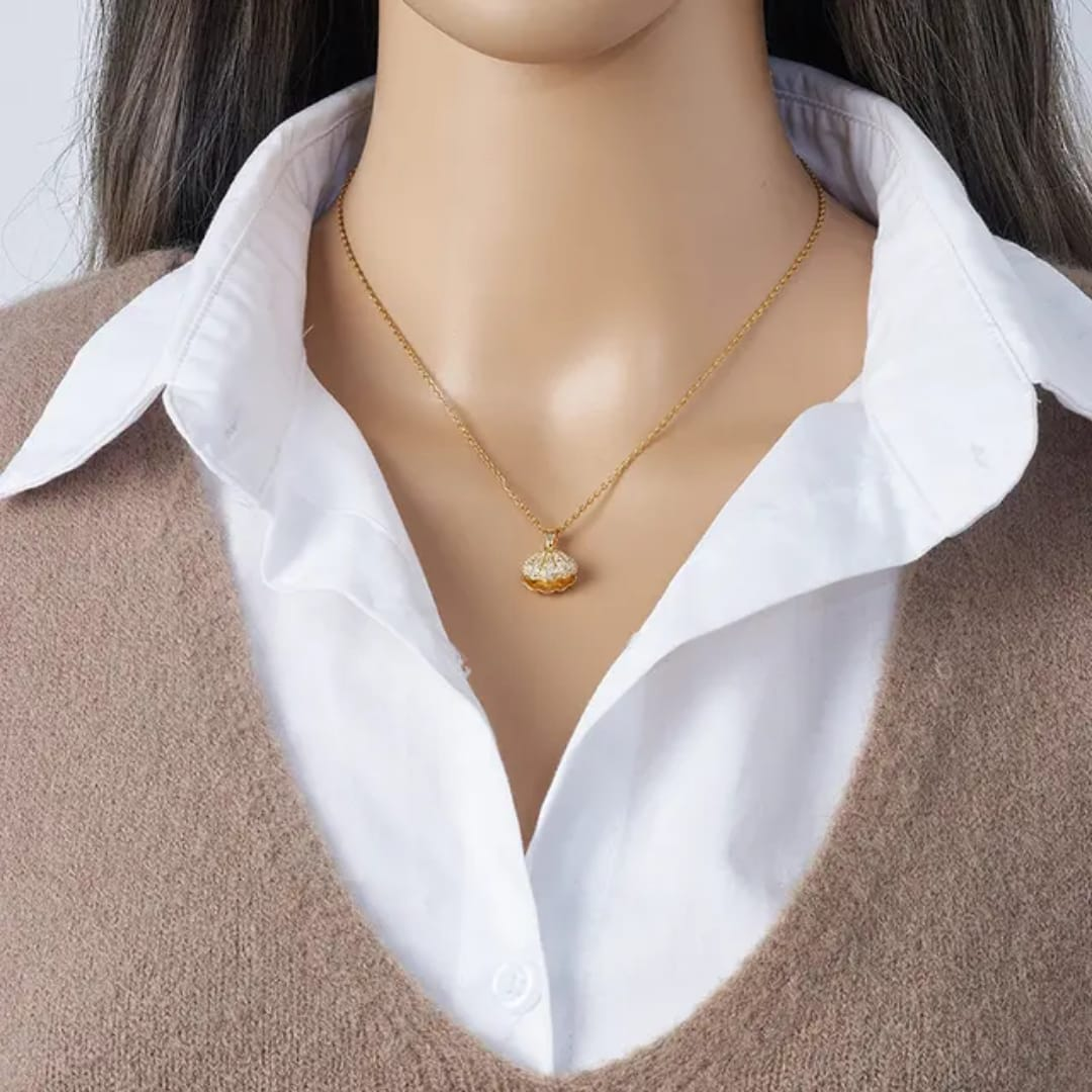 Oceana Shell Pendant Necklace