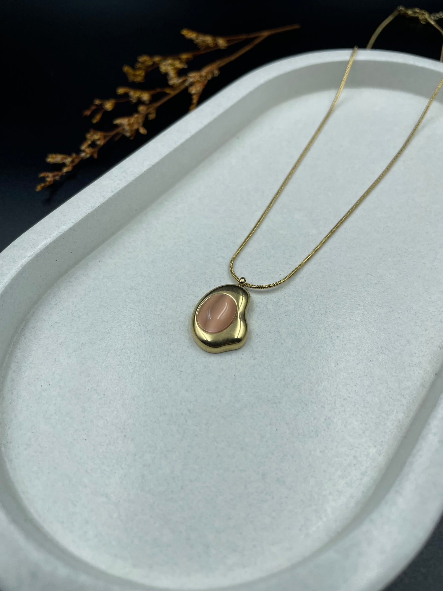 Aurora Flow Pendant – Minimalist Organic Gold Necklace