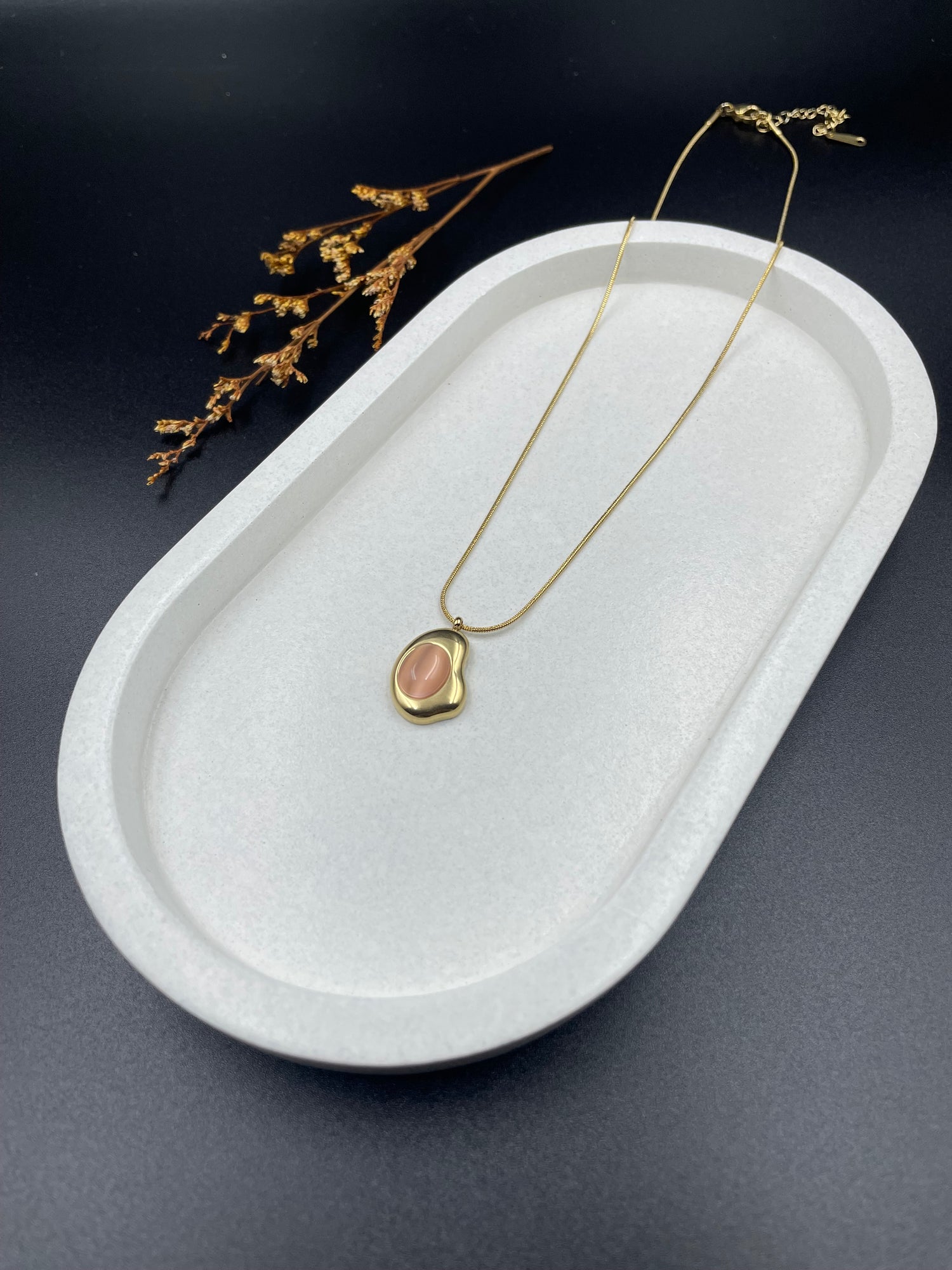 Aurora Flow Pendant – Minimalist Organic Gold Necklace