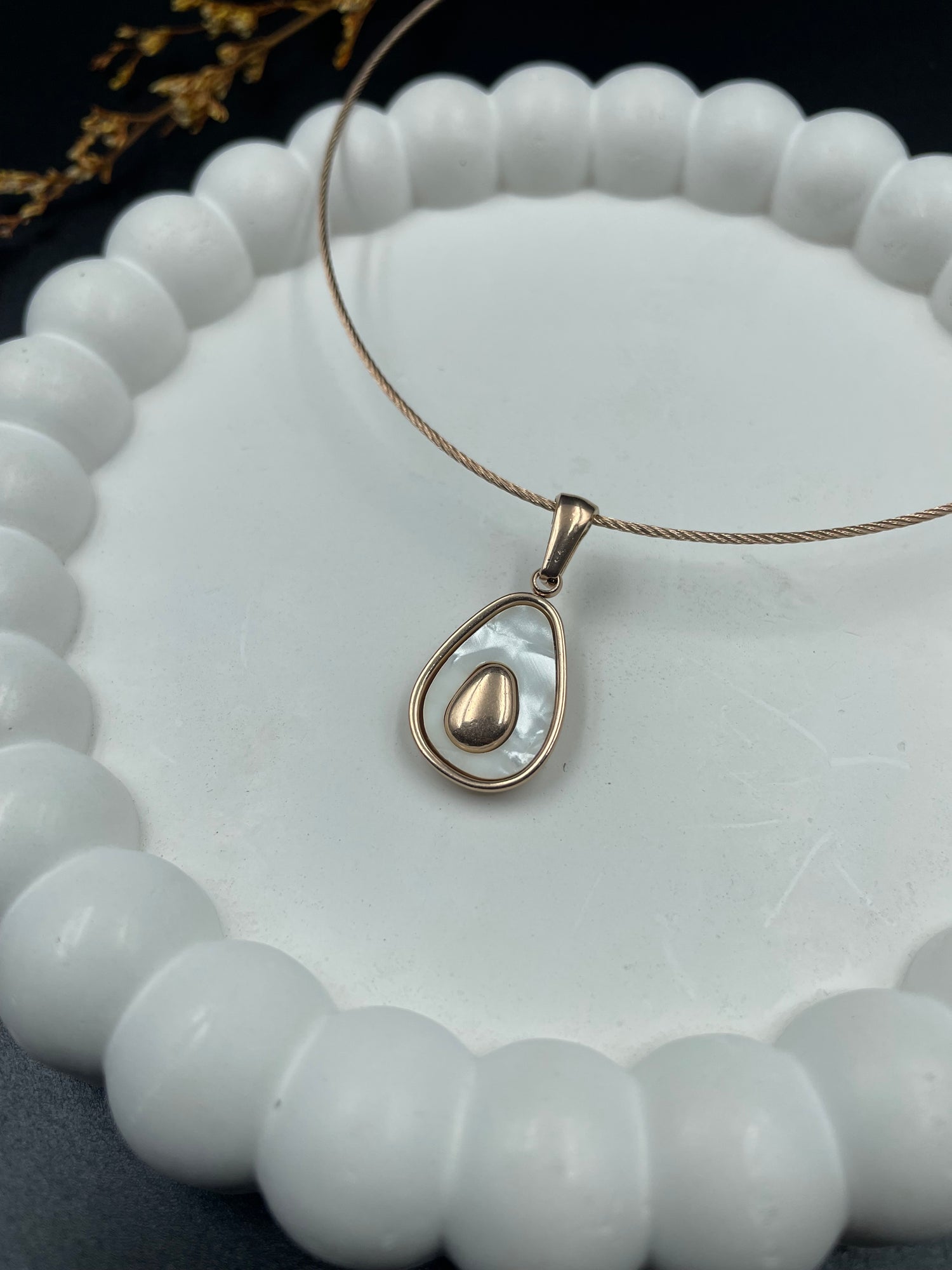 Luna Drop – Mother-of-Pearl Teardrop Pendant Necklace