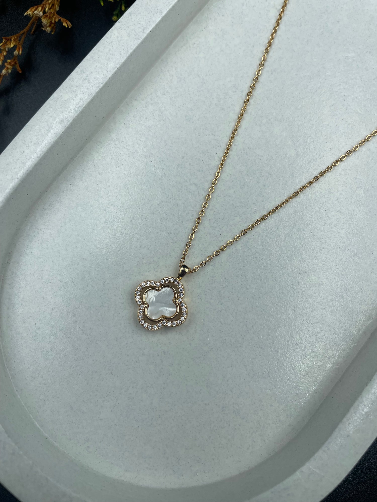 Luxe Clover – Gold Mother-of-Pearl Pendant Necklace