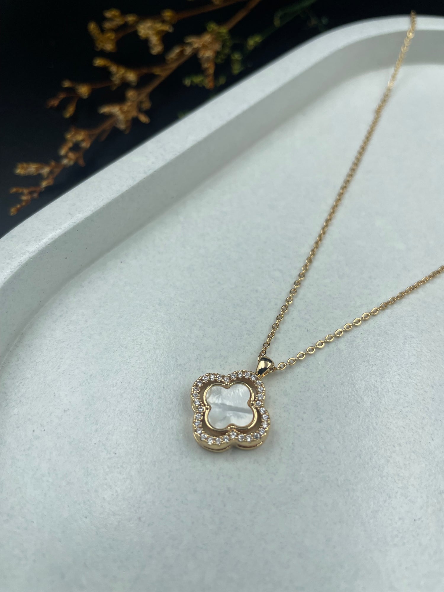 Luxe Clover – Gold Mother-of-Pearl Pendant Necklace