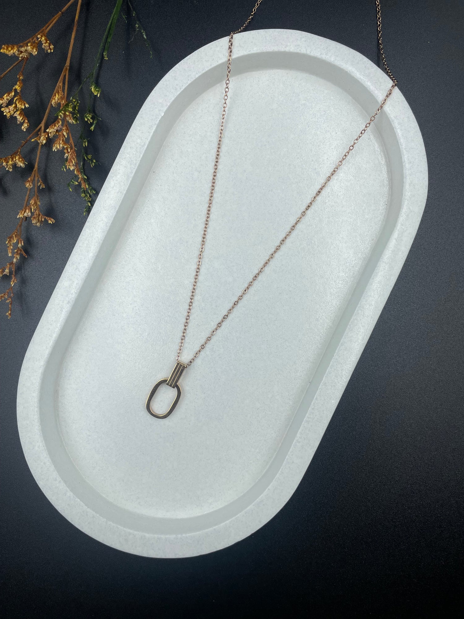 Modern Loop – Minimalist Gold Oval Pendant Necklace