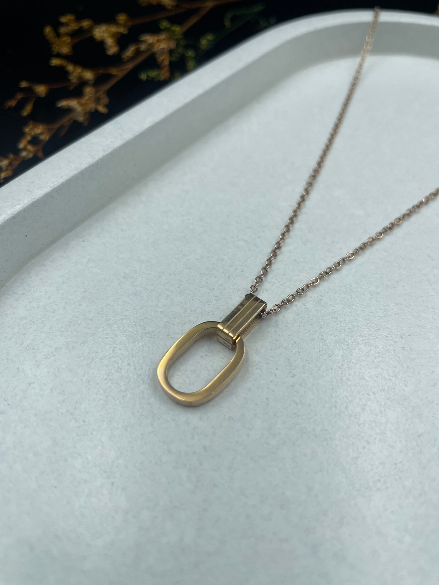 Modern Loop – Minimalist Gold Oval Pendant Necklace
